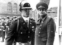 Смена караула в Межсоюзнической тюрьме Шпандау. За начальником американского караула наблюдает командир 133 омсб майор А. Н. Денисов.