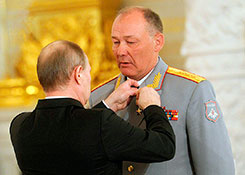 Президент РФ В. В. Путин вручает Золотую Звезду Героя России генерал-полковнику А. В. Дворникову. 17 марта 2016 г.