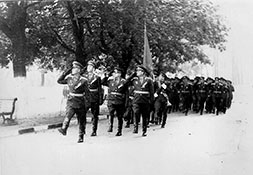 Командир 178 омсб В. К. Петров ведет батальон.