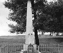 Братская могила, в которой погребен Я. И. Остроброд.