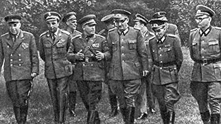 Генерал армии С. С. Маряхин (в центре) и генерал полковник Ф. М. Малыхин (первый слева) с руководителями тыла дружественных армий на учении «Неман», 1968 г.