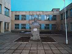 Бюст гв. полковника Щербакова Н. Е., когда-то установленный в Новом Буге.