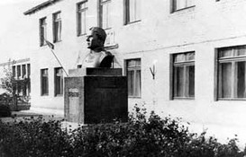 Бюст гв. полковника Щербакова Н. Е., когда-то установленный в Новом Буге.