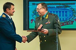 Зам. начальника Управления культуры МО РФ генерал-майор С. Фральцев вручает начальнику Культурного центра ВС РФ полковнику В. Мазуренко медаль Российского оргкомитета «Победа»за активное участие в патриотическом воспитании молодёжи. 25 сентября 2015 г.