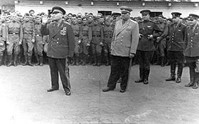 Берлин, 12 августа 1961 г. Маршал Советского Союза И. С. Конев, генерал-полковник И. И. Якубовский среди личного состава 83 гв. мсп. За генералом И. И. Якубовским стоит командир полка полковник И. В. Кириллов.