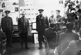 Берлин, 31.12.75. Майор И. И. Микулин пришел поздравить воинов 65 отб Берлинской бригады с Новым годом.