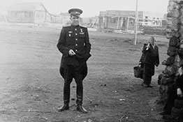 Полковник Г. И. Писарев в родном селе. 1958 г.